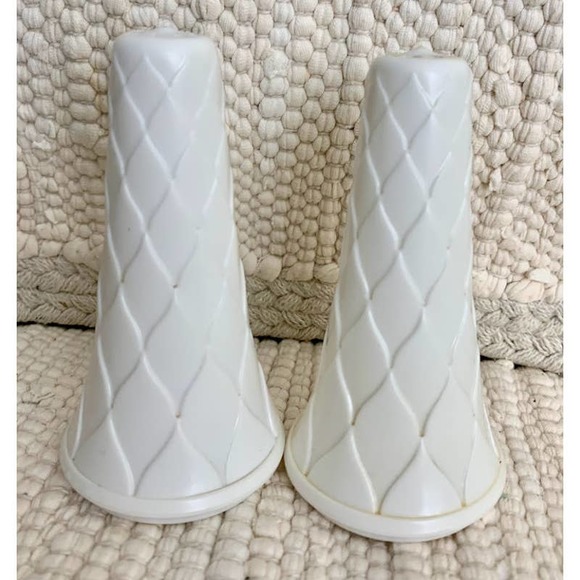 Vintage melamine white textured salt and pepper shakers - Picture 7 of 9